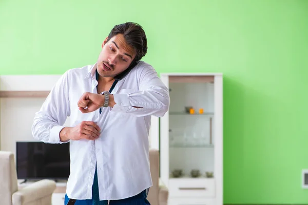 Hombre vestirse y tarde para el trabajo — Foto de Stock