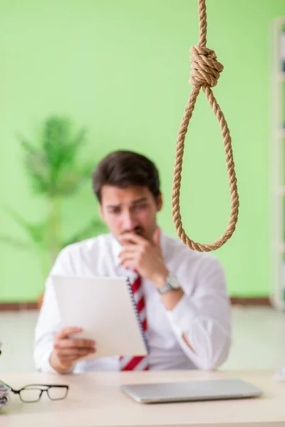 Empresario desesperado pensando en suicidarse en la oficina —  Fotos de Stock