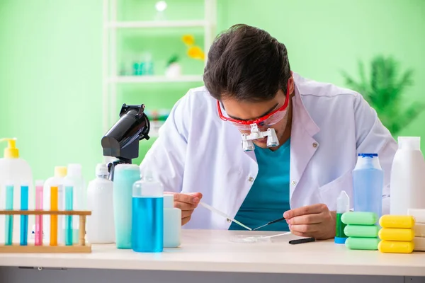 Jabón de prueba de químicos en el laboratorio —  Fotos de Stock