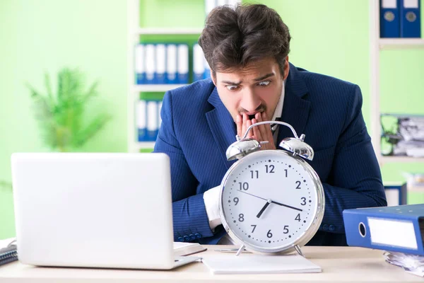 Geschäftsmann unzufrieden mit exzessiver Arbeit im Büro — Stockfoto