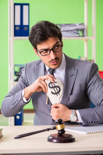 Jovem advogado bonito que trabalha no escritório — Fotografia de Stock