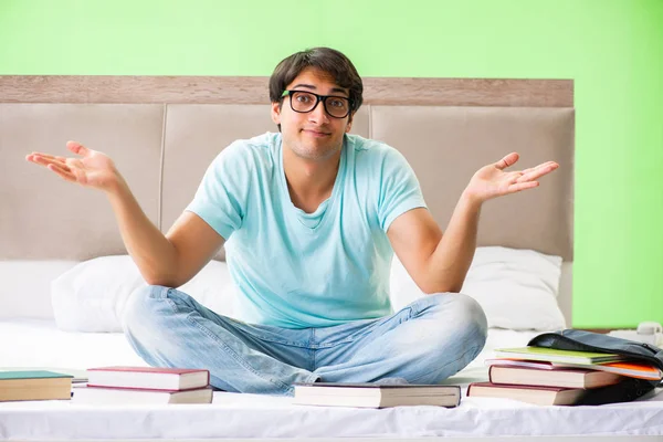 Student bereitet sich zu Hause im Schlafzimmer auf Prüfungen vor — Stockfoto