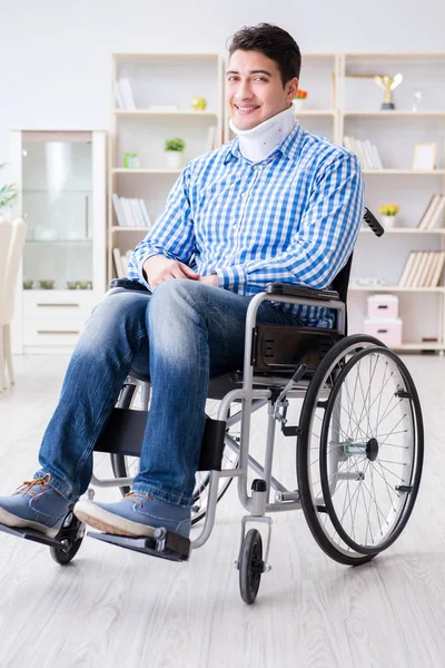 Ung man som lider av skador på rullstolen hemma — Stockfoto