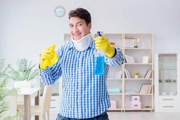 Man met nek verwondingen schoonmaak huis in huishouding concept — Stockfoto