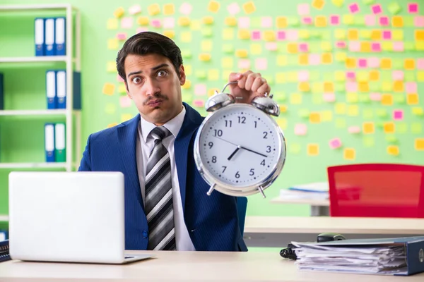 Empresario con muchas prioridades conflictivas en la gestión del tiempo —  Fotos de Stock