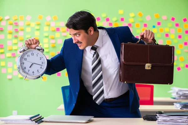 Homme d'affaires avec de nombreuses priorités contradictoires dans la gestion du temps — Photo