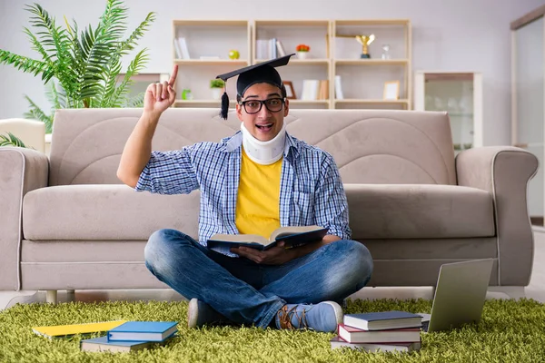 Student with neck injury preparing for exams — Stock Photo, Image