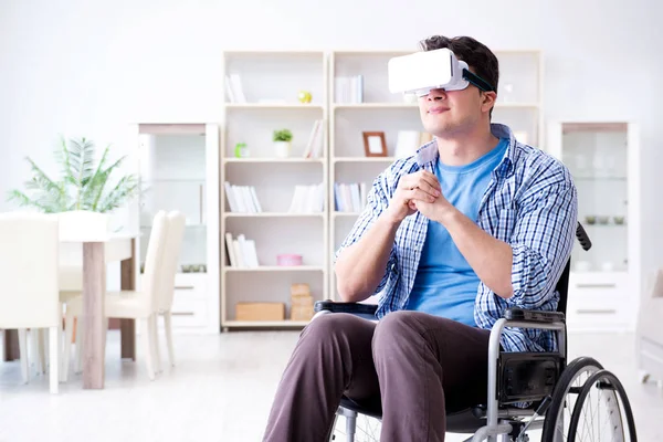 Hombre discapacitado estudiando con gafas de realidad virtual — Foto de Stock