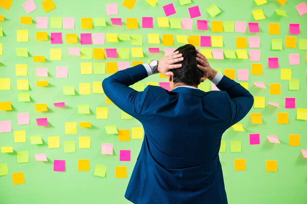 Бизнесмен со многими бизнес-приоритетами