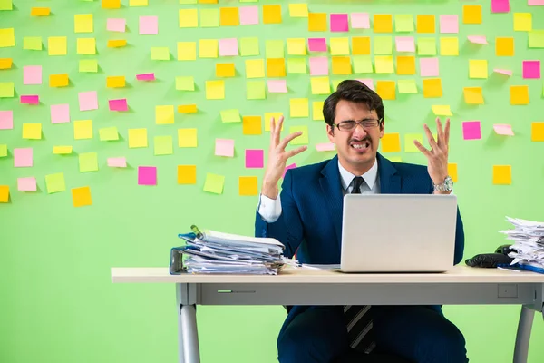 Geschäftsmann hat Probleme mit seinen Prioritäten — Stockfoto