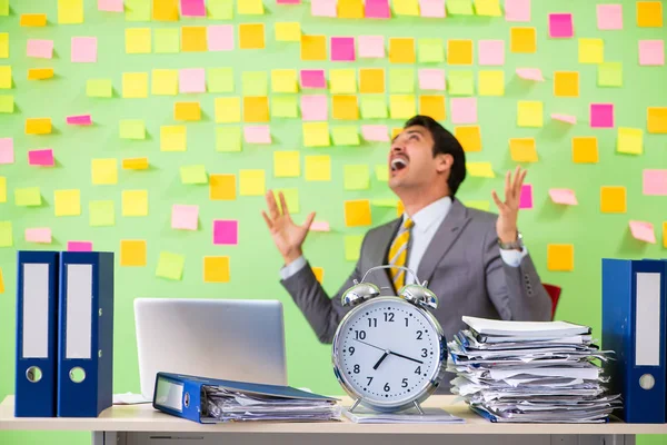 Geschäftsmann hat Probleme mit seinen Prioritäten — Stockfoto