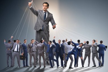 Patron çalışanı, çalışanlarını iş konseptinde manipüle ediyor.