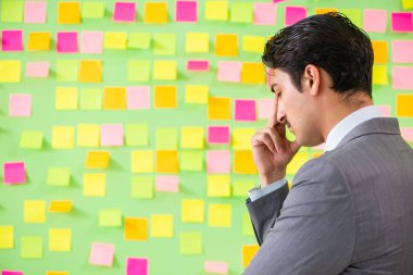 Birçok iş önceliği olan bir iş adamı.