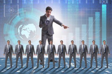 Hoparlörle bağıran kızgın patron kavramı.