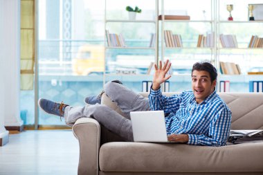 Bilgisayarlı beyaz öğrenci üniversite sınavlarına hazırlanıyor.