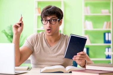 Üniversite sınavlarına hazırlanan öğrenci