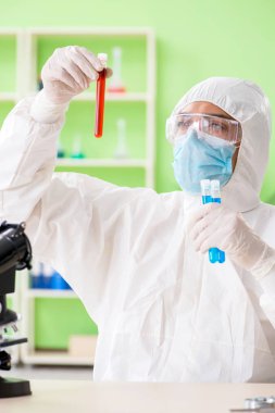 Doktor laboratuarda kan analizi yapıyor.