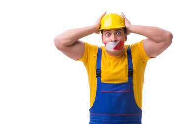 Bantlı tulum giyen komik bir işçi.