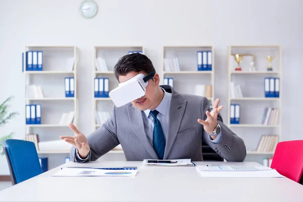 Geschäftsmann mit Virtual-Reality-Brille im Büro — Stockfoto