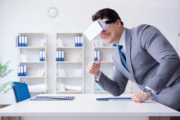 Geschäftsmann mit Virtual-Reality-Brille im Büro — Stockfoto