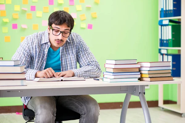 Student mit vielen widersprüchlichen Prioritäten — Stockfoto