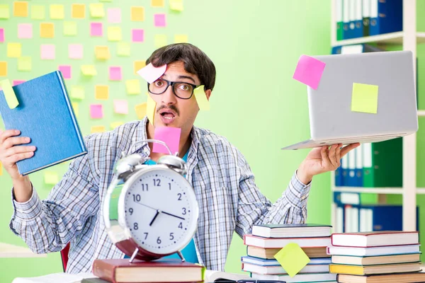 Student mit vielen widersprüchlichen Prioritäten — Stockfoto