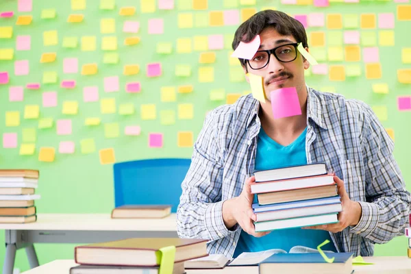 Student mit vielen widersprüchlichen Prioritäten — Stockfoto