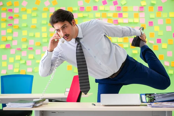多くの対立する優先順位を持つオフィスの男は運動をする — ストック写真