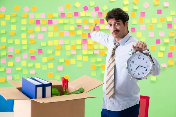 Homem recolhendo suas coisas após a redundância no escritório com o homem — Fotografia de Stock