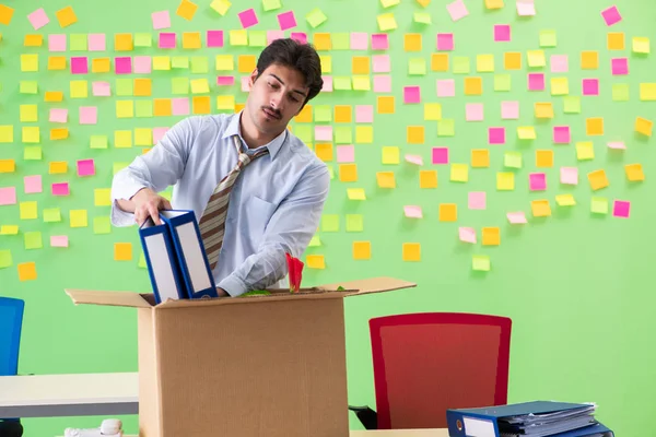 Homem recolhendo suas coisas após a redundância no escritório com o homem — Fotografia de Stock