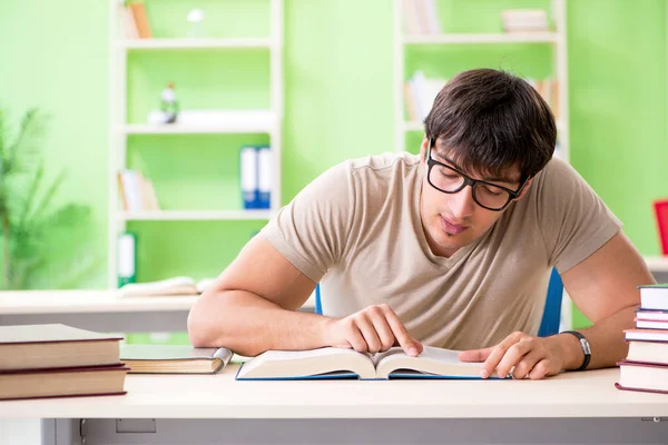 Étudiant se préparant aux examens universitaires — Photo