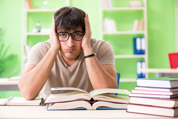 Studente che si prepara per gli esami universitari — Foto Stock