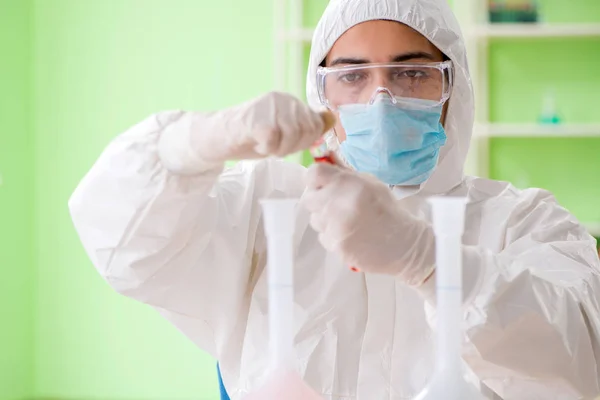 Químico trabajando en el laboratorio en un nuevo experimento —  Fotos de Stock