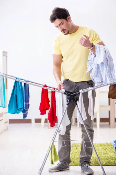 Hombre guapo marido haciendo lavado en casa — Foto de Stock