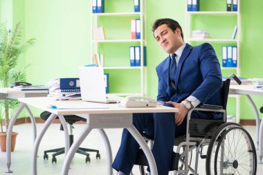 Ofiste çalışan engelli işadamı