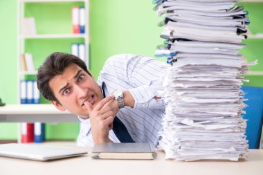 İş adamının evrak işleri ve iş yükü ile ilgili sorunları var