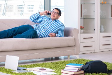 Evde sınava hazırlanan genç bir öğrenci.