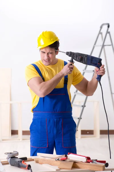 Fußbodenreparateur enttäuscht von seiner Arbeit — Stockfoto