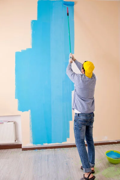 Malermann bemalt die Wand zu Hause — Stockfoto