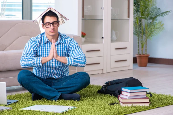 Estudante meditando e se preparando para exames universitários — Fotografia de Stock