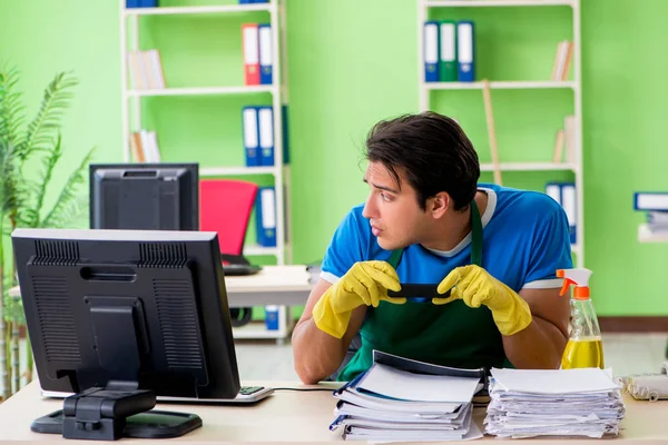 Mannelijke spion onder schonere dekking stelen van vertrouwelijke documenten — Stockfoto