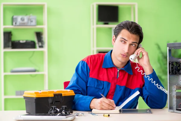 Engenheiro de informática reparar desktop quebrado — Fotografia de Stock