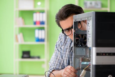 Bilgisayar mühendisi bozuk masaüstünü onarıyor