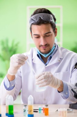 Laboratuvarda çalışan bir kimyager.