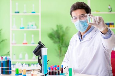 Laboratuvarda çalışan bir kimyager.