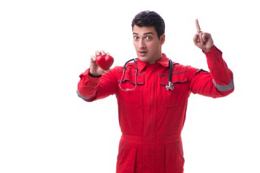 Stetoskop ve kalp kırmızı üniformalı genç yakışıklı adam