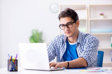 Genç tasarımcı yeni proje üzerinde çalışıyor ve renkleri seçiyor