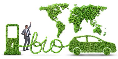 Biyoyakıtla çalışan arabalı bir iş adamı.