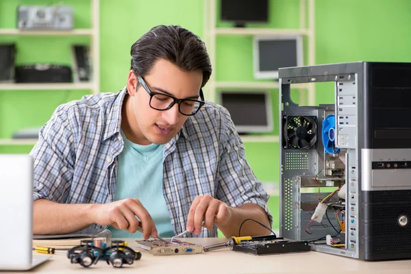 Ingeniero informático reparación de escritorio roto —  Fotos de Stock