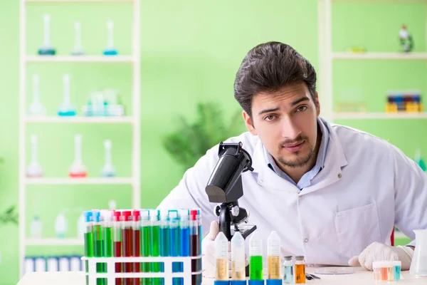 Man chemicus werkt in het lab — Stockfoto